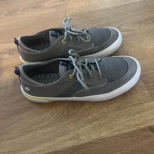 5.5M Sperry sneakers.